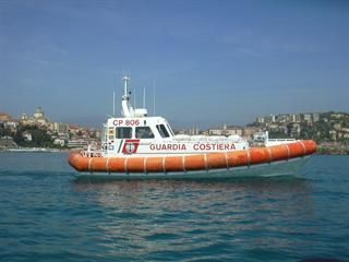 La motovedetta impegnata nel salvataggio