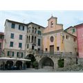 Piazza Vittorio Emanuele II e l'Oratorio di San Bartolomeo di Apricale - Foto B.Roncato