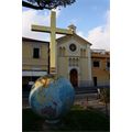 La chiesa sul lungomare con il globo terrestre rivestito di tessere multicolori - Foto F.Trunzo