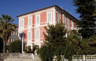 Il Palazzo del Parco di Diano Marina nacque come residenza 'de saison', oggi ospita la biblioteca ed il museo cittadini