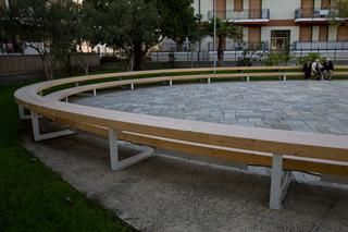La panchina ovale della nuova passeggiata di San Bartolomeo al Mare