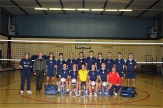 Nella foto: in piedi da sinistra l’allenatore Pampuro, il ds Bassi, Alocci, Licata, Gelao, Delucchi, Mattia, Deleo, Ghia, Massirio, Piattoni. Seduti da sinistra Viale, Fabbris, Airò, Benzi, Plathi e il vice allenatore Ciampi