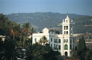 Le linee verticali di Villa Garnier, dimora dell'architetto francese Charles Garnier a Bordighera, spiccano tra le palme dell'Arziglia