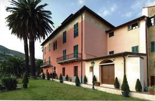 Villa Luca, nella quiete del piccolo borgo di Coldirodi, custodisce al suo interno preziose opere pittoriche