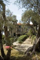 La Villa Mariani di Bordighera fu la dimora del celebre pittore lombardo Pompeo Mariani. Oggi un atelier-museo perfettamente conservato