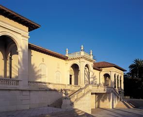 Le logge e le scalinate di Villa Ormond dominano un parco lussureggiante, vero e proprio polmone verde della Città dei Fiori