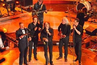 Bonolis con Claudio Santamaria, PFM e Stefano Accorsi durante il tributo a Fabrizio De André