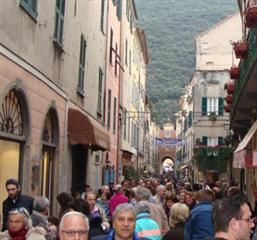 La folla in Via Nicotera a Finalborgo