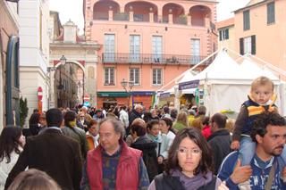 La folla in Piazza Garibaldi a Finalborgo