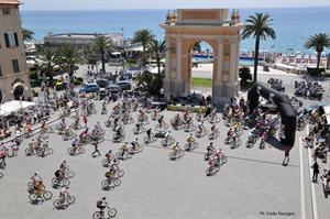 La partenza della 24h di Finale da piazza Vittorio Emanuele II - Foto Emilio Rescigno